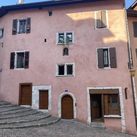 Stylish & Cosy Mezzanine In Historical Old Town Apartment *