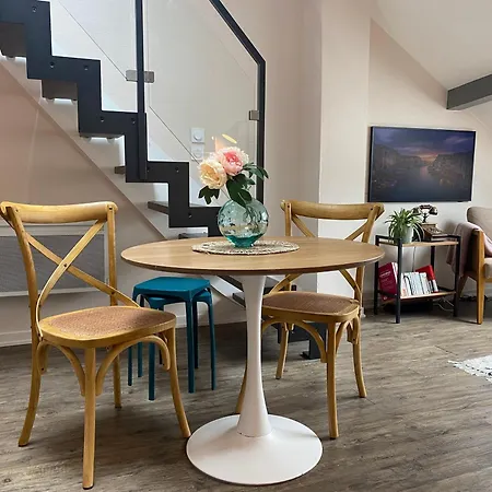 Stylish & Cosy Mezzanine In Historical Old Town